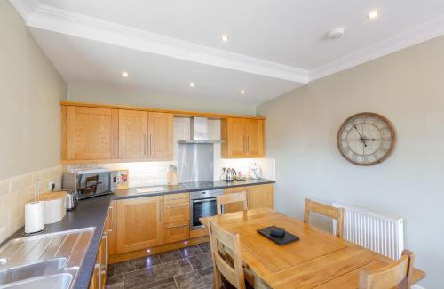 Cupar Casa | Rowan Tree Cottage with Hot Tub