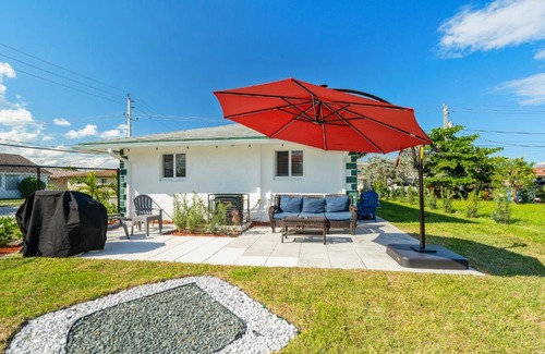 Oakland Park Casa | Roxanas 3bed 2bath Home with Modern Interior and BBQ Backyard