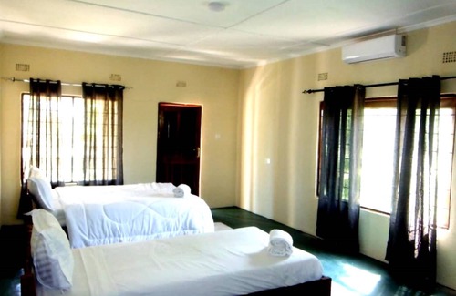 South Luangwa National Park Cabina | Royal South Luangwa Safaris Lodge