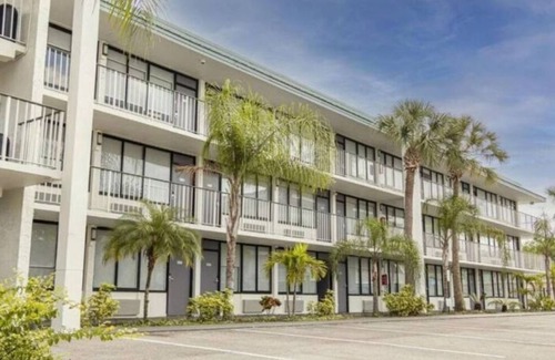 Historic Downtown Kissimmee Hotel | Royal 8 Wonderful Apart/Hotel with pool
