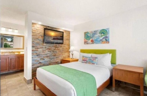 Historic Downtown Kissimmee Hotel | Royal 8 Wonderful Apart/Hotel With Pool