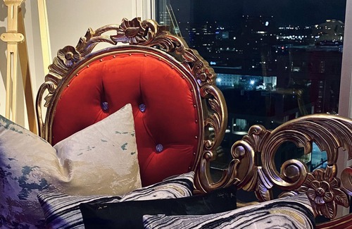 Uptown Apartamento | Royal and romantic skyrise in the Galleria Houston area