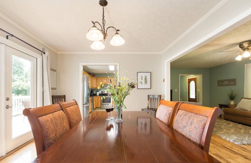 Royal Pines Casa | Royal Cottage Mountain Views, Deck & Close to Downtown AVL, Dog Friendly