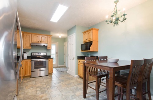 Royal Pines Casa | Royal Cottage Mountain Views, Deck & Close to Downtown AVL, Dog Friendly
