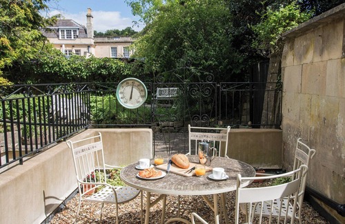 Upper Town Cabaña | Royal Crescent Apartment