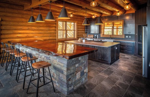 Snowshoe Cabina | Royal Explorer Lodge Ski-in/Ski-Out Slope-side!! Snowshoe’s Premier Luxury Cabin