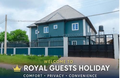 Benin City Apartamento | Royal Guests Holiday Lets - A Modern 2-Bedroom Apartment with balcony, 24H CCTV, perfect for families, business or leisure