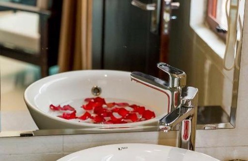 Yen Phu Hotel | Bay Luxury - Royal Hotel 60 Nghi Tàm