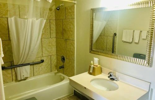 Richmond Hill Hotel | Royal Inn Richmond Hill- Savannah I-95