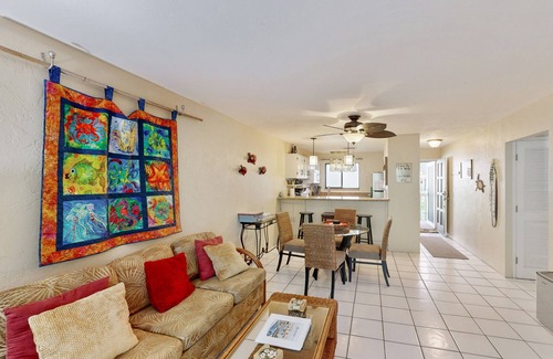 Kailua-Kona Condominio | Royal Kahili retreat with pool, hot tub, lanai, & elevator - near beach