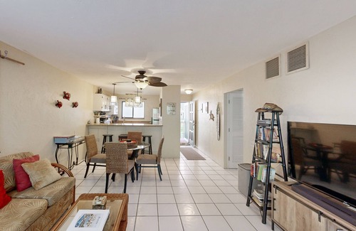 Kailua-Kona Condominio | Royal Kahili retreat with pool, hot tub, lanai, & elevator - near beach