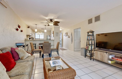 Kailua-Kona Condominio | Royal Kahili retreat with pool, hot tub, lanai, & elevator - near beach
