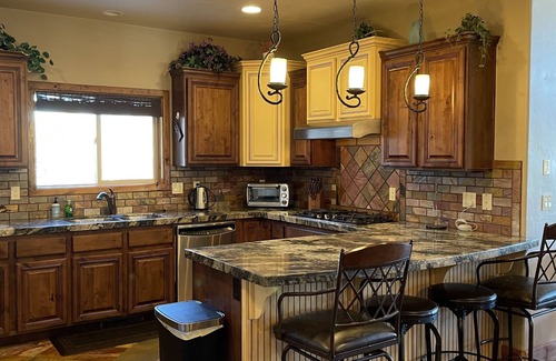 Mammoth Creek Casa | Royal Mountain Getaway - Cabin Sleeps 22!