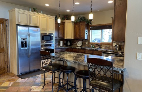 Mammoth Creek Casa | Royal Mountain Getaway - Cabin Sleeps 22!