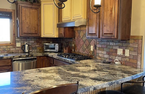 Mammoth Creek Casa | Royal Mountain Getaway - Cabin Sleeps 22!
