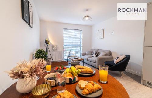 Brentwood Apartamento | Royal Oak 3 - FREE PARKING - Perfect for Contractors - 2 Bedroom - 2 Bathroom - Fast Wi-fi - Long Term Stays -