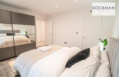 Brentwood Apartamento | Royal Oak 3 - FREE PARKING - Perfect for Contractors - 2 Bedroom - 2 Bathroom - Fast Wi-fi - Long Term Stays -