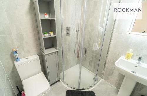 Brentwood Apartamento | Royal Oak 3 - FREE PARKING - Perfect for Contractors - 2 Bedroom - 2 Bathroom - Fast Wi-fi - Long Term Stays -