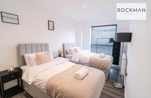 Brentwood Apartamento | Royal Oak 3 - FREE PARKING - Perfect for Contractors - 2 Bedroom - 2 Bathroom - Fast Wi-fi - Long Term Stays -