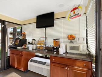 Myrtle Beach Hotel | Royal Palace Inn and Suites Myrtle Beach Ocean Blvd