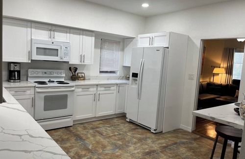 Altamont Manor Apartamento | ¡HERMOSO Y LIMPIO! ENORME APARTAMENTO DE PALMA REAL ~ 2HAB ~ CAMAS DE REY Y REINA ~ 2 BA ~ COCINA COMPLETA