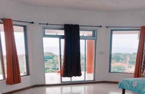 Boscobel Apartamento | Royal Palm Luxurious king-size bed spacious bedroom with spectacular view