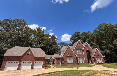Royal Oaks Casa | Royal Rebel Retreat: Charming Basement VRBO in Oxford, MS