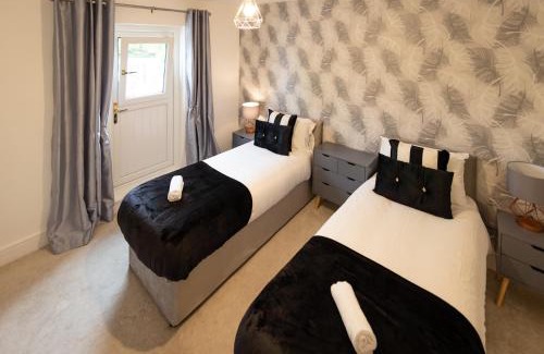 Windsor Casa | Royal Retreat & Lego Lodge with free parking
