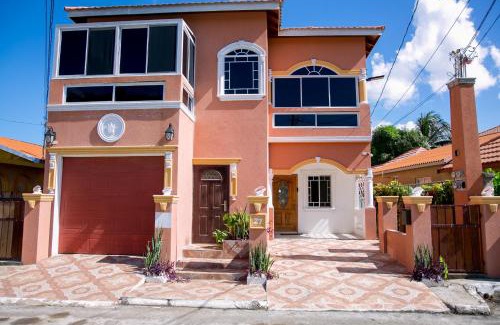 Spanish Town Apartamento | Royal Vybez Vacation Homes
