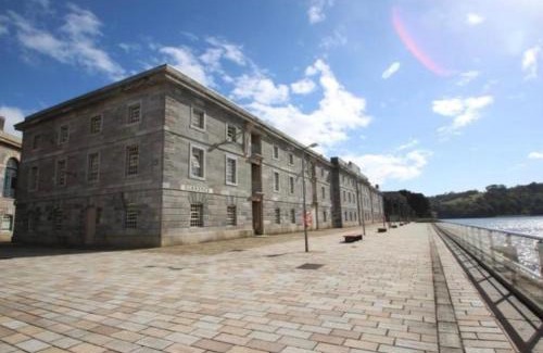 Plymouth Apartamento | ROYAL WILLIAM YARD Luxury Apartments at "THE BRUCE" - FAMILY APARTMENT and Connecting DELUXE STUDIO - PRIVATE connecting lobby so BOOK BOTH For LARGER GROUPS - FREE ONSITE PARKING