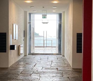 Plymouth Apartamento | ROYAL WILLIAM YARD Luxury Apartments at "THE BRUCE" - FAMILY APARTMENT and Connecting DELUXE STUDIO - PRIVATE connecting lobby so BOOK BOTH For LARGER GROUPS - FREE ONSITE PARKING