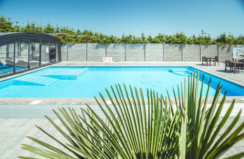 Rewal Casa | RResort - Domki z KRYTYM i PODGRZEWANYM BASENEM, WiFi, parking w cenie!