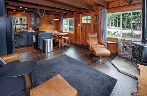 McKinney Estates Cabina | Rubicon Retreat | Cozy Cabin + Sauna
