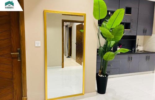Bahria Town Apartamento | Ruby - Chic & Luxury WanderNest Suite at B3 Heights with Gym in Bahria Town Ph-8