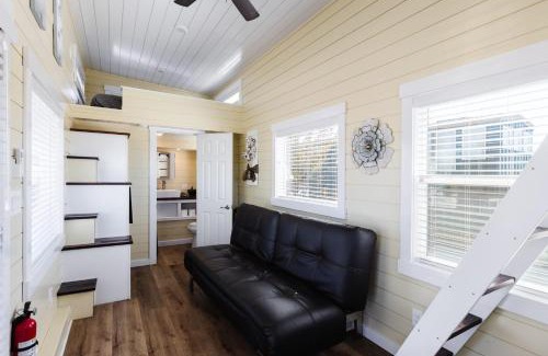 Apple Valley Casa | Ruby Red Tiny Home