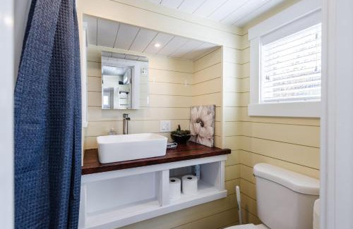 Apple Valley Casa | Ruby Red Tiny Home
