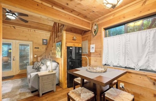 Sautee Nacoochee Cabina | Ruby's Haus | Hot Tub | Dog Friendly | Fireplace
