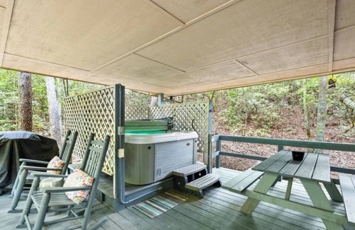 Sautee Nacoochee Cabina | Ruby's Haus | Hot Tub | Dog Friendly | Fireplace