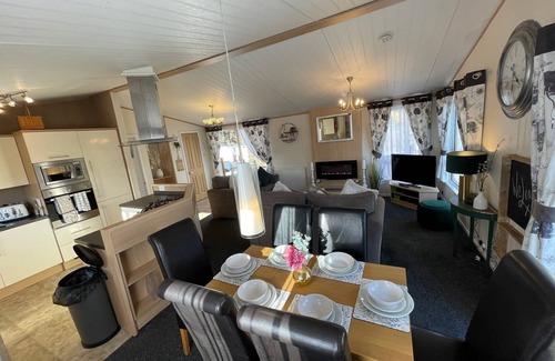 Tattershall Cabina | Rudd lake luxury lodge with a private Fishing Peg & hot tub @Tattershall lakes
