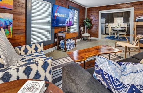 Northgate Apartamento | Rudder's Retreat: Walk to A&M, Comfy King Bed