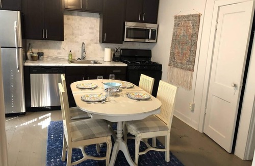 Northgate Apartamento | Rudder's Retreat: Walk to A&M, Comfy King Bed