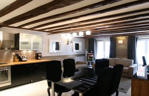 Quartier du Gros-Caillou Apartamento | RUE MALAR 7EME- A LUXURY HOME WITH A BEAUTIFUL FRENCH DECOR NEXT TO THE SEINE