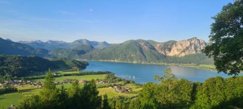 Innerschwand Casa | Ruhige Bergvilla in Alleinlage am Mondsee mit Seeblick Bergblick und Whirlpool