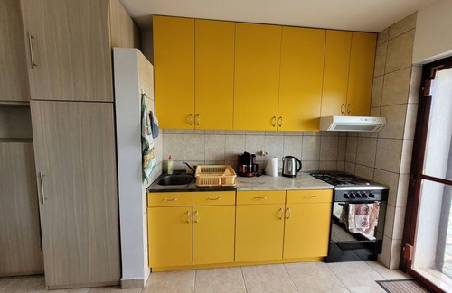 Utjeha Apartamento | Ruhige, Gemütliche Ferienwohnung mit Terrasse, Parkplatz und Meerblick in Utjeha