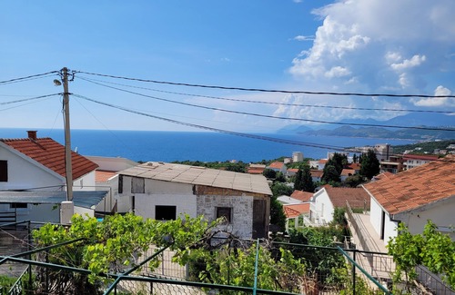 Utjeha Apartamento | Ruhige, Gemütliche Ferienwohnung mit Terrasse, Parkplatz und Meerblick in Utjeha