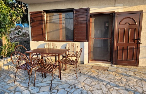 Utjeha Apartamento | Ruhige, Gemütliche Ferienwohnung mit Terrasse, Parkplatz und Meerblick in Utjeha