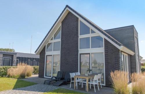 Wemeldinge Casa | Ruim en licht, comfortabel en stijlvol ingericht huis met uitzicht op het meer 16