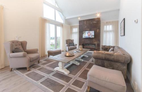 Wemeldinge Casa | Ruim en licht, comfortabel en stijlvol ingericht huis met uitzicht op het meer 16