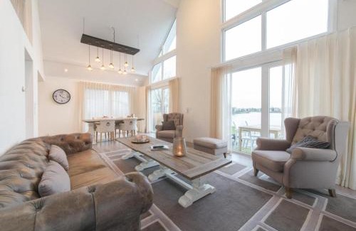 Wemeldinge Casa | Ruim en licht, comfortabel en stijlvol ingericht huis met uitzicht op het meer 16