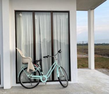 Pasir Mas Casa | Rumah Burong - A home in a lush paddy field